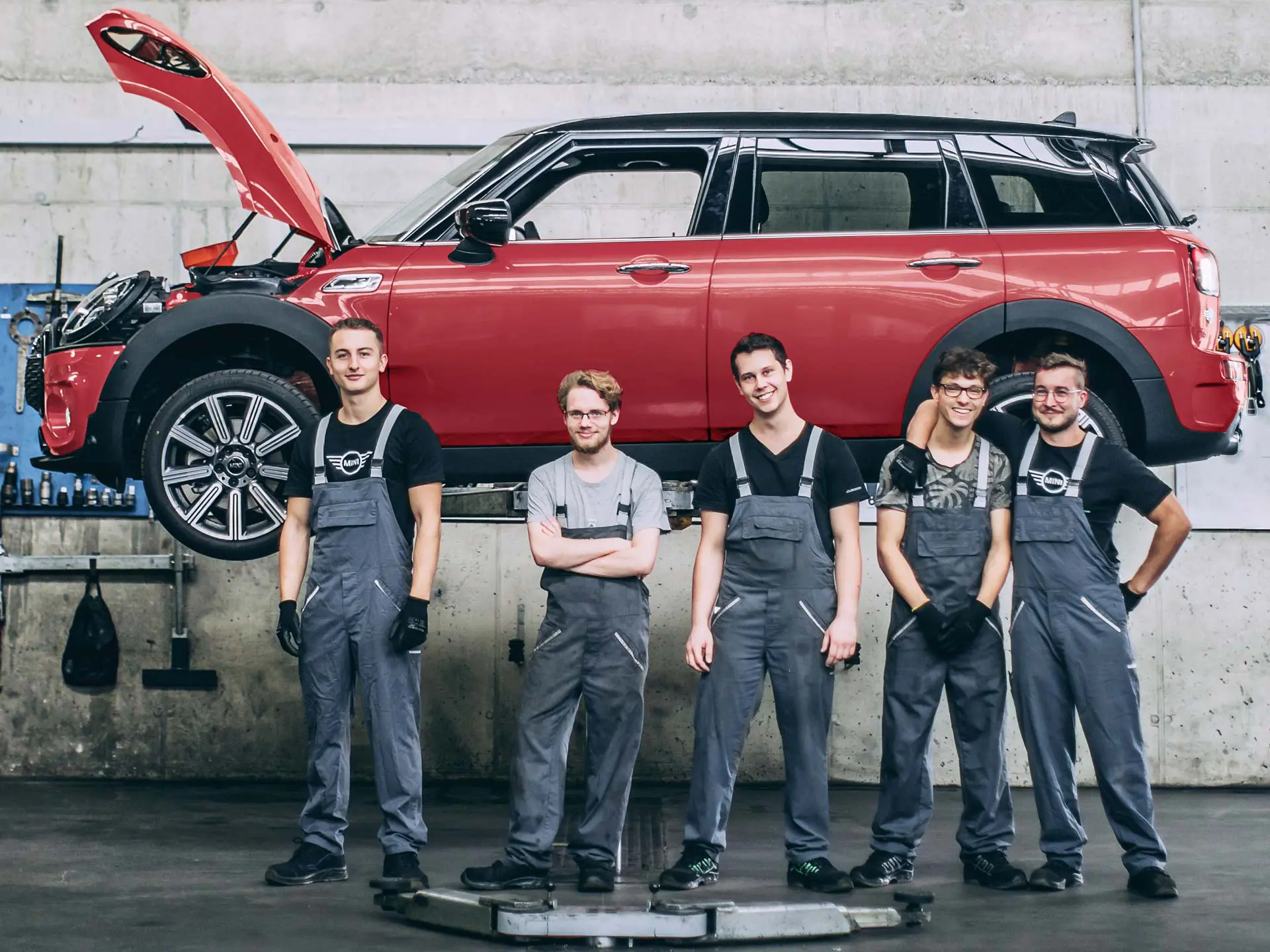 MINI servicemedewerkers voor een MINI Countryman op een brug.