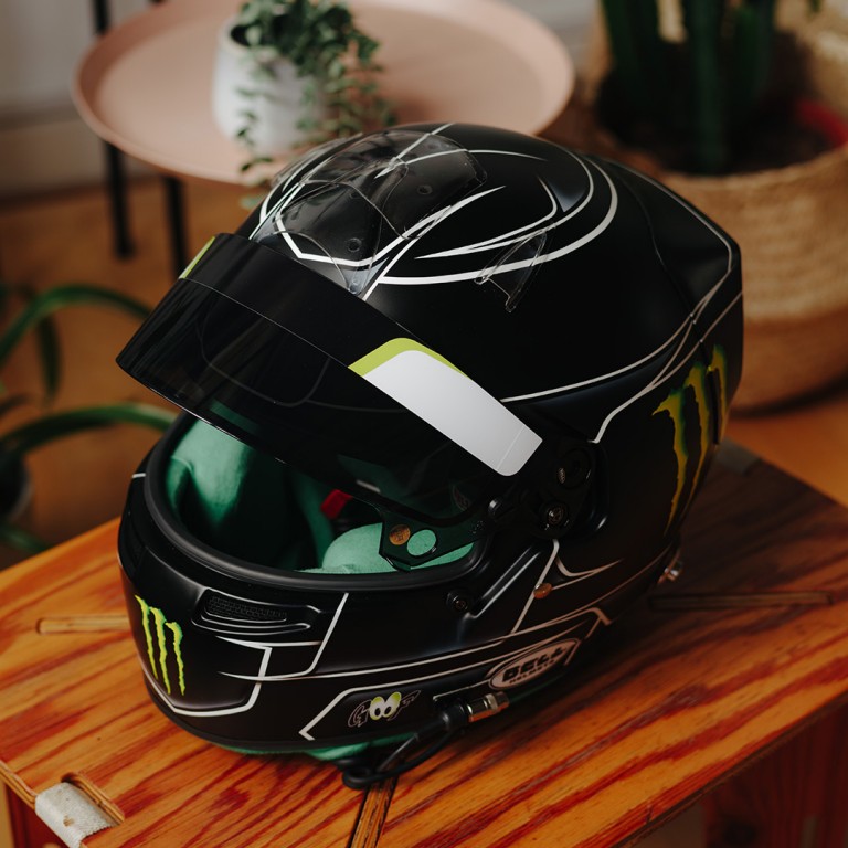 Nicolas Hamilton racet in het British Touring Car Championship. Zijn helm is vervaardigd uit lichtgewicht koolstofvezel en voorzien van een geïntegreerde radio, zodat hij tijdens de races kan communiceren met zijn team.
